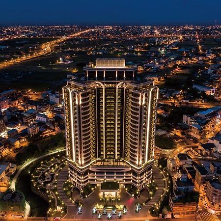 Cuncyue Hot Spring Resort Luodong Esterno foto The hotel at night
