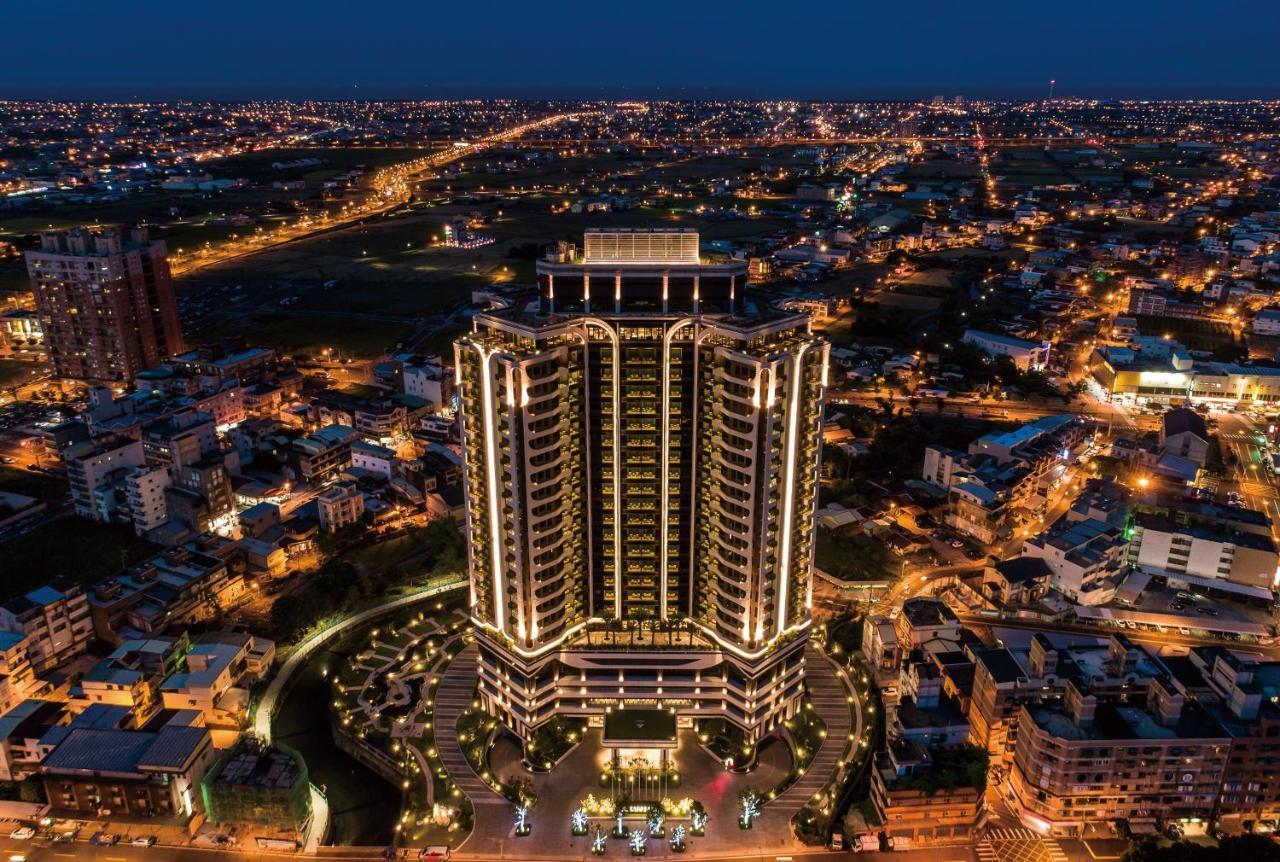 Cuncyue Hot Spring Resort Luodong Esterno foto The hotel at night