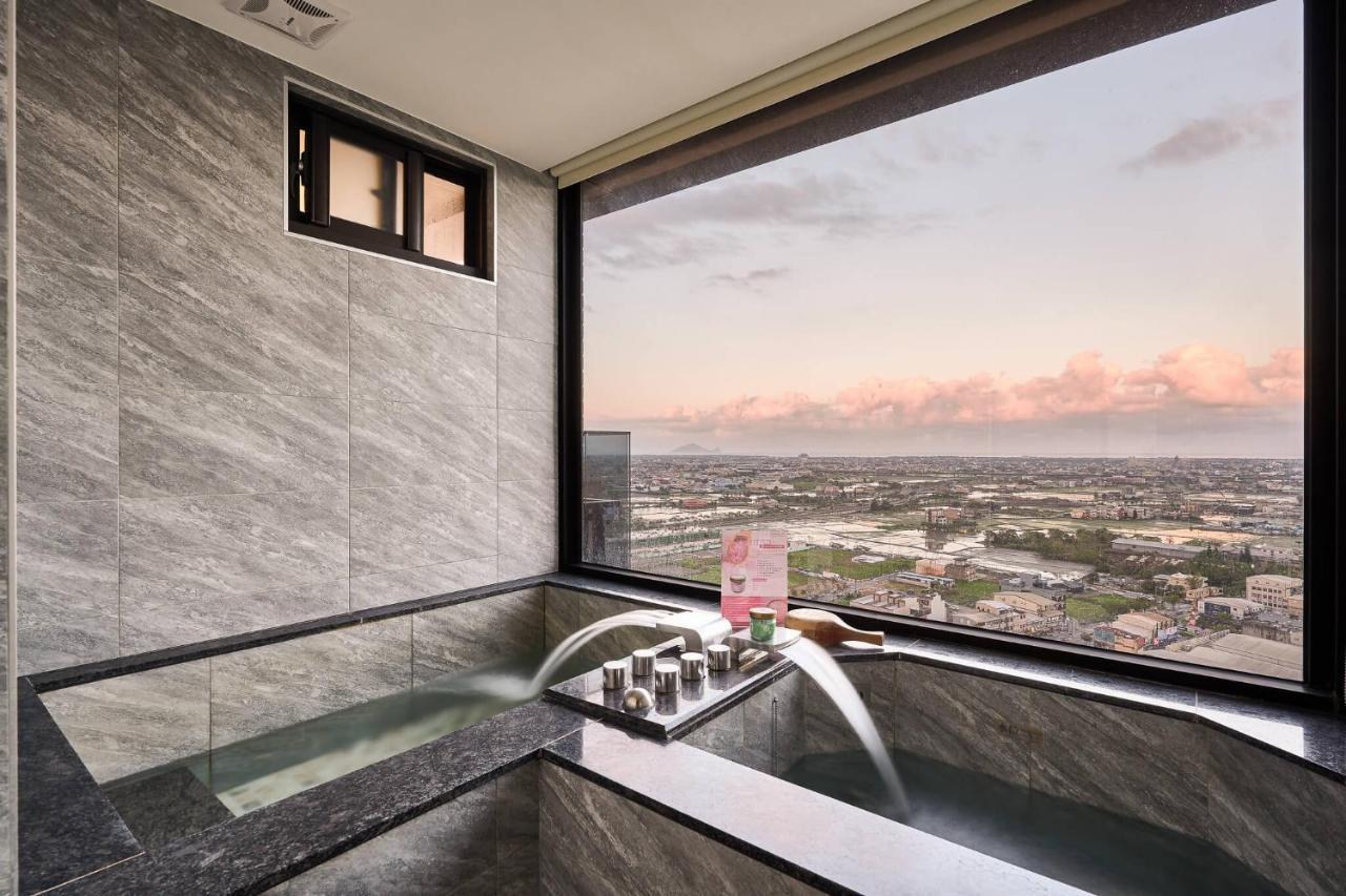 Cuncyue Hot Spring Resort Luodong Esterno foto A modern Japanese bath