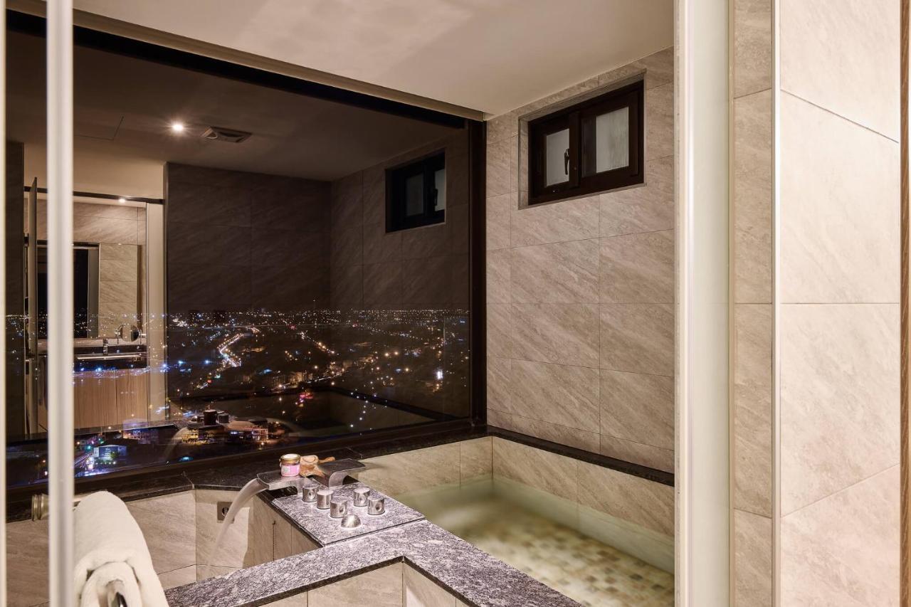 Cuncyue Hot Spring Resort Luodong Esterno foto Bathroom with a view