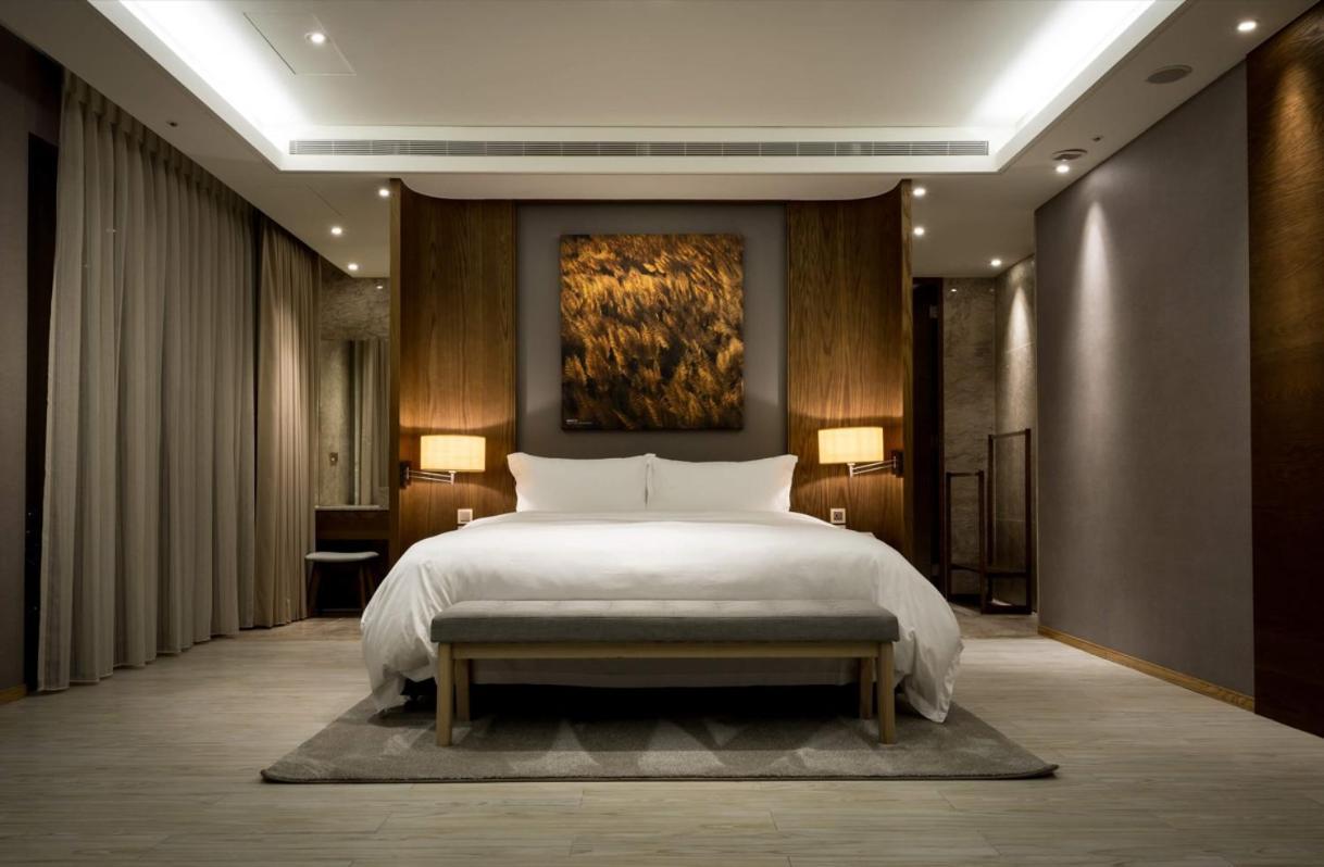 Cuncyue Hot Spring Resort Luodong Camera foto A bedroom at The Ritz-Carlton, Hong Kong