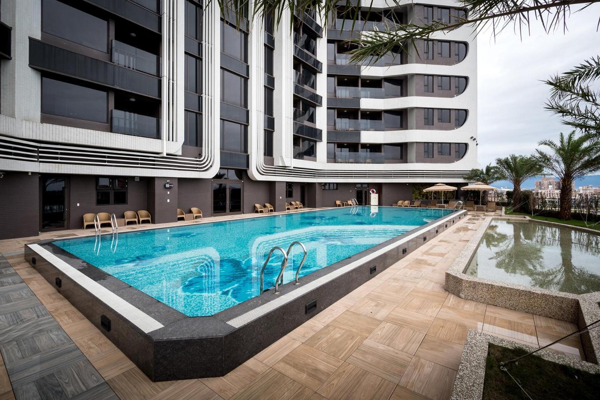 Cuncyue Hot Spring Resort Luodong Esterno foto The swimming pool at the hotel