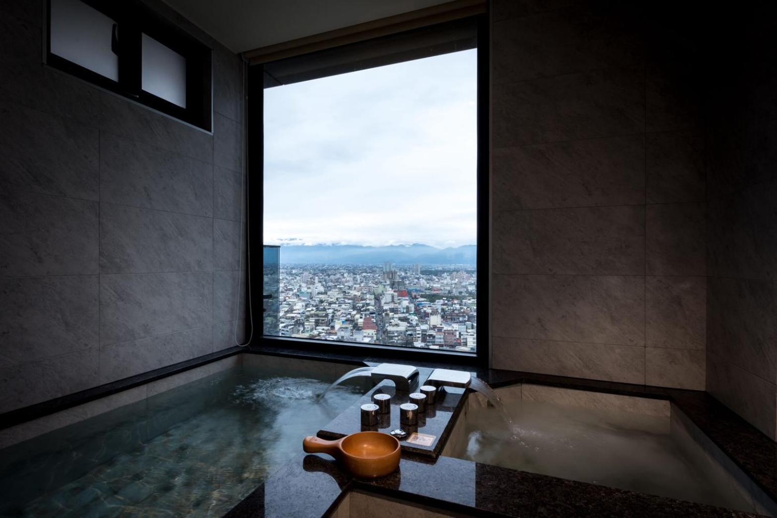 Cuncyue Hot Spring Resort Luodong Camera foto A view of Mount Takami from the hotel