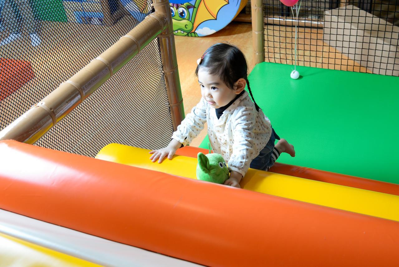 Cuncyue Hot Spring Resort Luodong Esterno foto A child playing at a playground