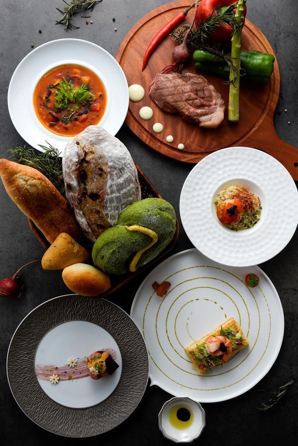 Cuncyue Hot Spring Resort Luodong Esterno foto A selection of dishes at the restaurant