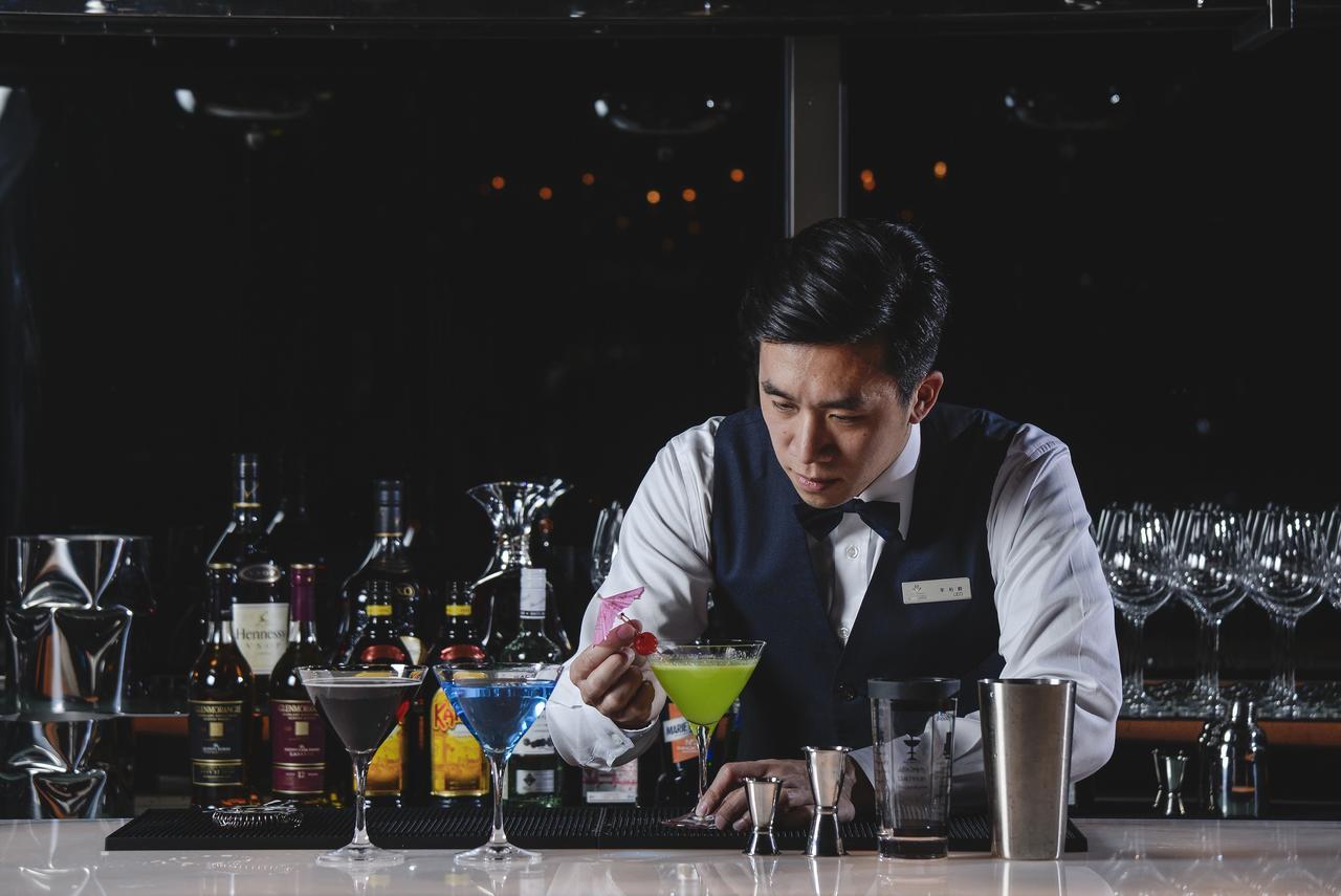 Cuncyue Hot Spring Resort Luodong Esterno foto Bartender at work