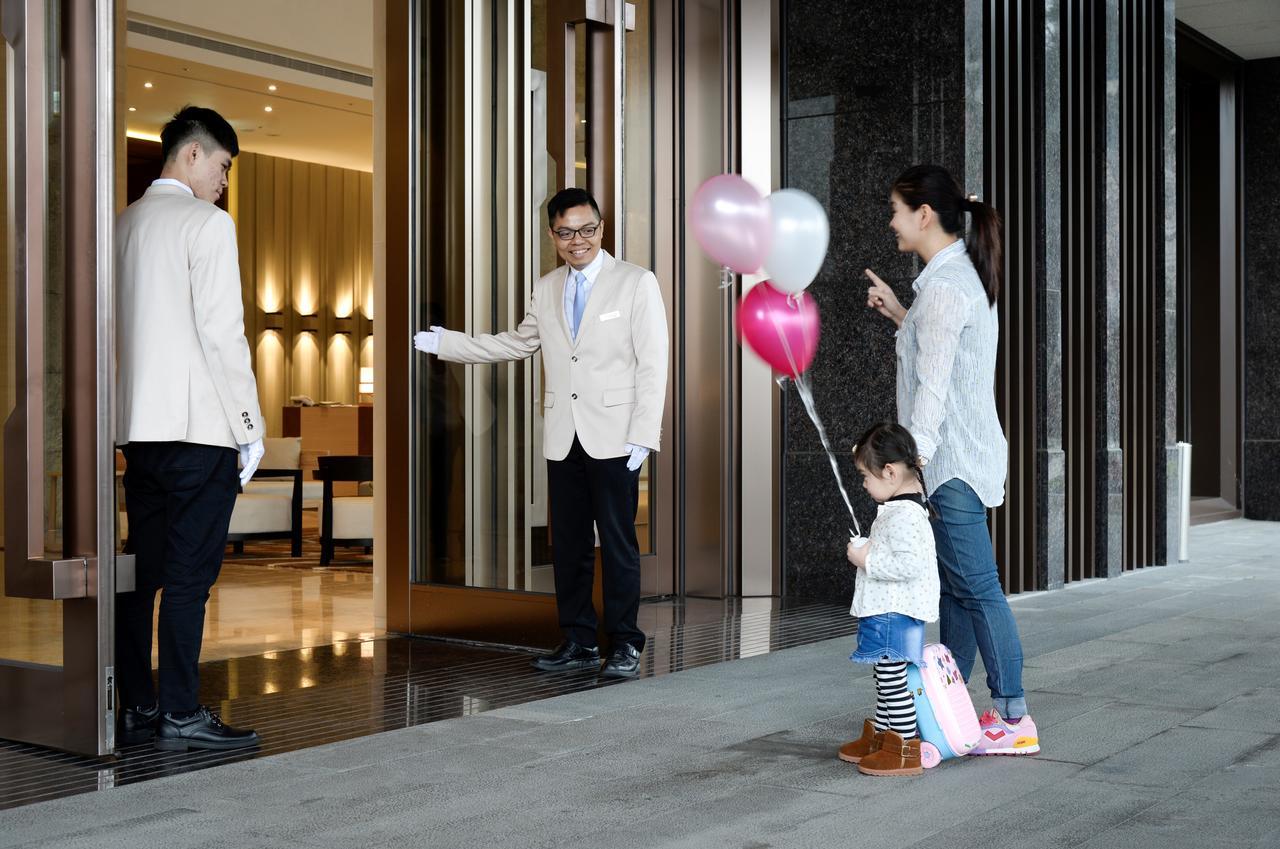 Cuncyue Hot Spring Resort Luodong Esterno foto Concierge service at a hotel